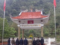 Các đồng chí lãnh đạo huyện Quảng Uyên dâng hoa tại Di tích lịch sử cách mạng Đông Bó Lình.