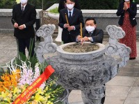 Đoàn đại biểu tỉnh: Dâng hương, dâng hoa Đền thờ Chủ tịch Hồ Chí Minh và dâng hoa khu Di tích lịch sử Nặm Lìn