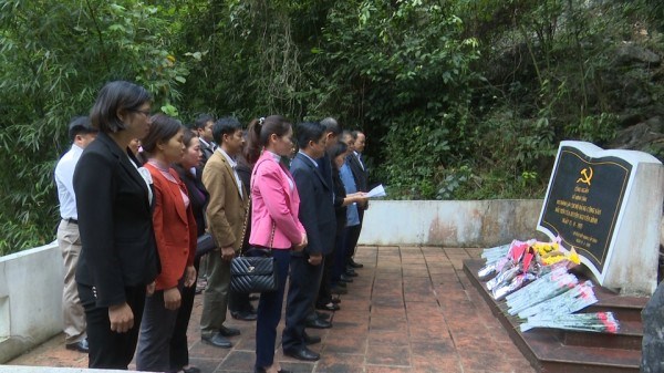 Lãnh đạo huyện Nguyên Bình và nhân dân dâng hoa tại Bia nơi thành lập Chi bộ Đảng Cộng sản đầu tiên của huyện Nguyên Bình. Ảnh: Nông Uyên